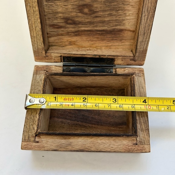 Hand-carved wooden box, can use for storing small items like jewelry - Picture 4 of 5